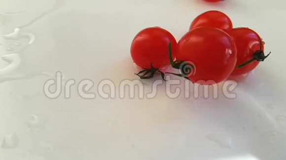 樱桃番茄落在白色背景上慢镜头拍摄视频的预览图