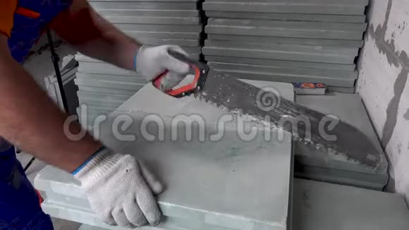 在公寓里修理一名建筑工人锯石膏板块视频的预览图