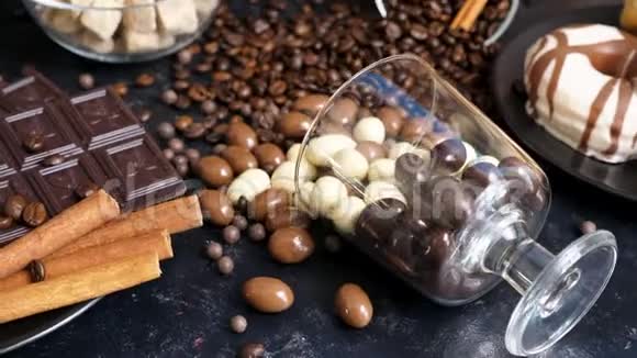 在巧克力中加入咖啡豆和花生的倒杯视频的预览图
