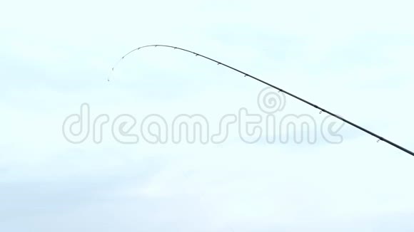 河上的钓鱼竿对天捕鱼设备视频的预览图