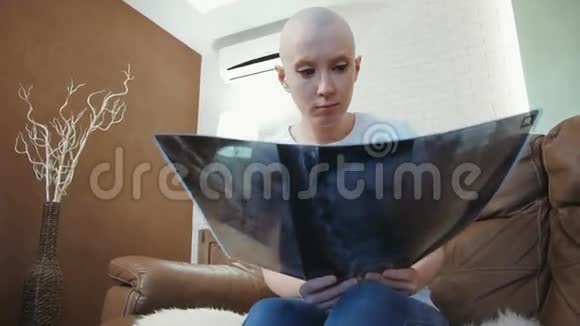 伤心沮丧的癌症病人在看她的诊断视频的预览图