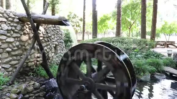 水磨用水轮提水灌溉视频的预览图