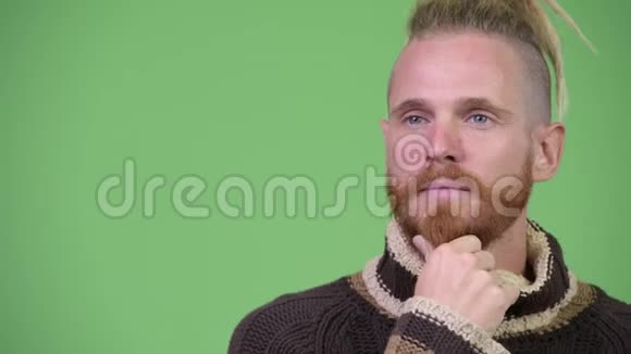 穿暖和的衣服时长着长胡子的快乐男人视频的预览图
