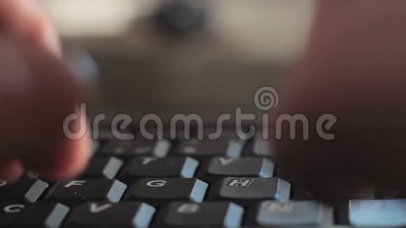 在黑色英语键盘上用手打字视频的预览图