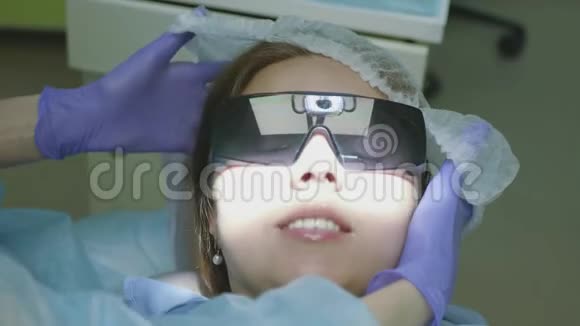 患者做好手术准备戴上特殊的帽子和眼镜进行防护4k3840x2160视频的预览图