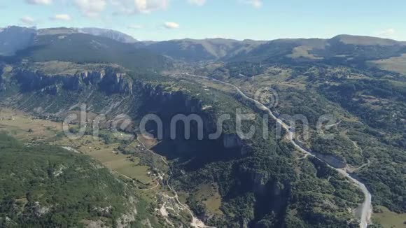 鸟瞰Komarnica河峡谷和通往Zabljak的道路视频的预览图