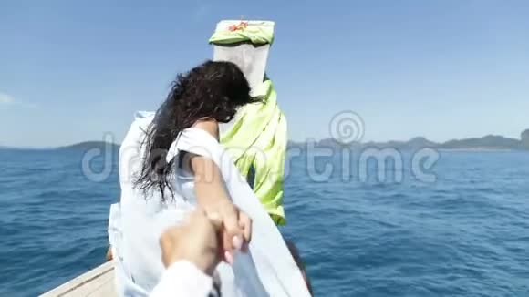 美丽的女人坐在泰国的船上牵着男人的手快乐的微笑视频的预览图