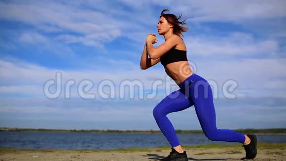 跑步者女士伸展腿与弓筋伸展运动腿伸展健身女运动员放松视频的预览图