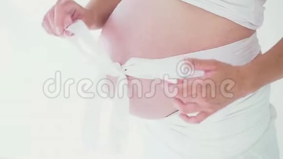 一个怀着白色礼物丝带的孕妇视频的预览图