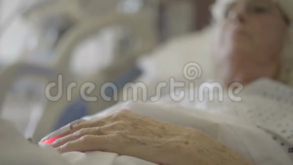 低角度睡眠的老年妇女视频的预览图
