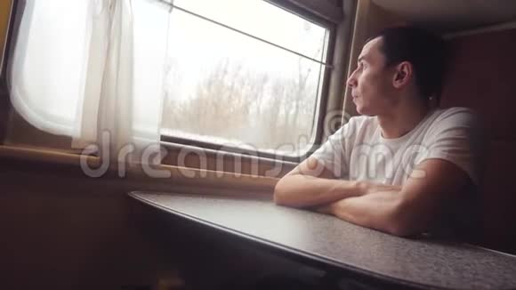人乘火车铁路看窗外旅行者商人概念火车铁路旅行慢动作视频的预览图