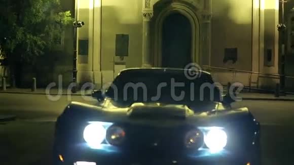 考维特晚上开车穿过雾蒙蒙的城市视频的预览图