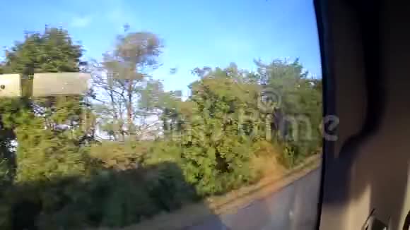 移动巴士的窗口视图视频的预览图
