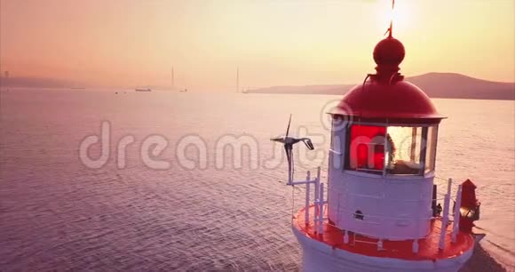 日出时您可以近距离观赏托卡雷夫斯基老灯塔海参崴视频的预览图