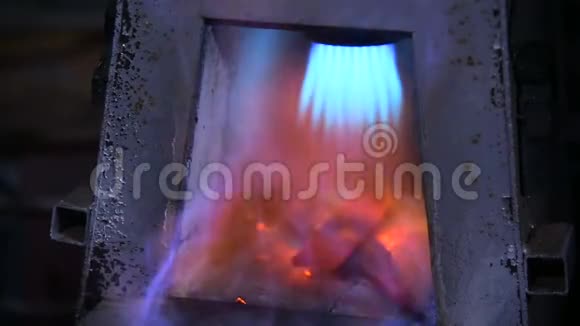 这把刀是铁匠在煤气炉里加热的锻造刀视频的预览图