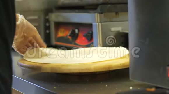 厨师在烤肉店用肉包做沙瓦玛视频的预览图