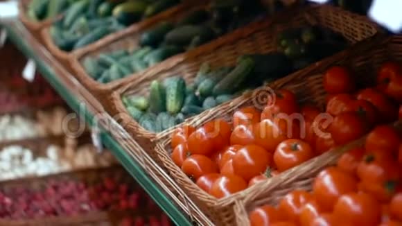 超市的蔬菜部分西红柿和黄瓜视频的预览图