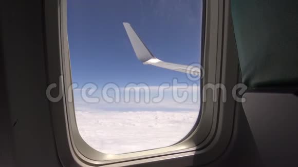 4K视图通过飞机窗口飞机机翼上方的云Hd超视频的预览图