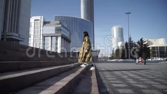 时髦的女性爬上城市的楼梯视频的预览图