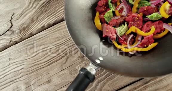 用草药和黄椒腌制的生肉片视频的预览图