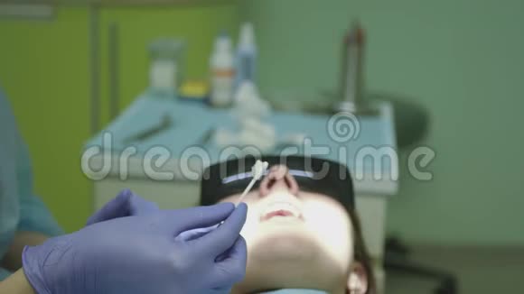 牙医为病人准备手术用特殊药物润滑嘴唇4k3840x2160视频的预览图