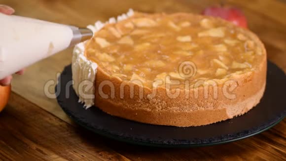 糕点厨师在糖果店装饰苹果蛋糕视频的预览图