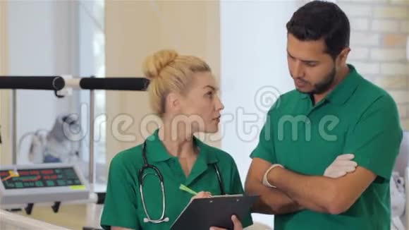 护士注意医生的指示视频的预览图