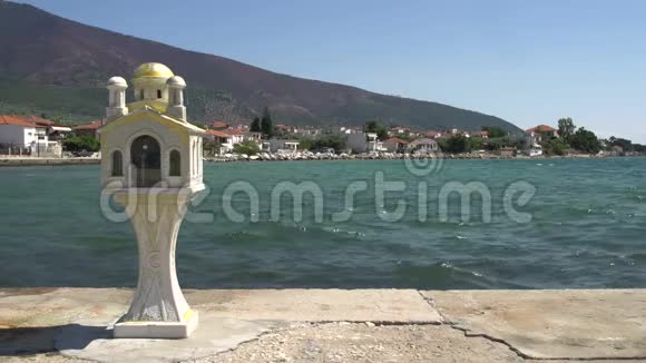 希腊塔索斯希腊斯卡拉卡利拉奇海边的希腊小教堂视频的预览图