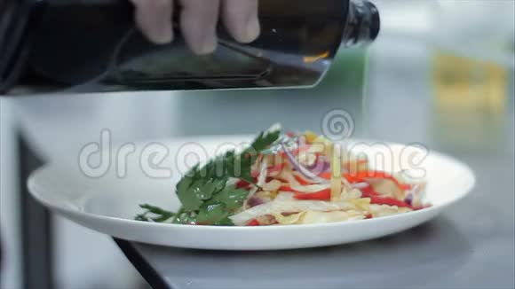 酋长的手用橄榄油做沙拉视频的预览图