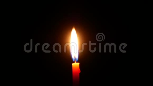 蜡烛用明亮的火焰在黑暗中燃烧黑色背景上的光视频的预览图