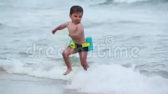 男孩在冲浪中逃离母亲视频的预览图