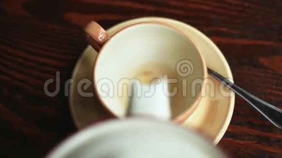 茶点把茶倒进杯里视频的预览图