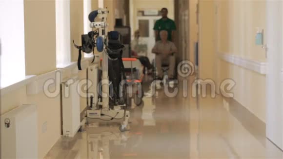 医生推轮椅病人在医院视频的预览图