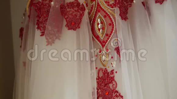 白色上面挂着红色刺绣婚纱视频的预览图