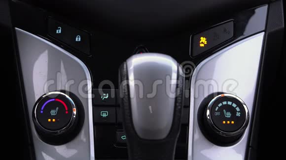 车辆司机在仪表板上调整车内的技术指标视频的预览图