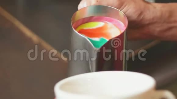 煮沸的彩色牛奶倒入一杯浓咖啡彩虹拿铁视频的预览图