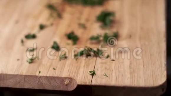 在木板上煮一堆新的子食品原料视频的预览图