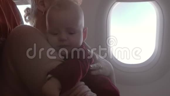 母亲和小女儿乘飞机旅行视频的预览图