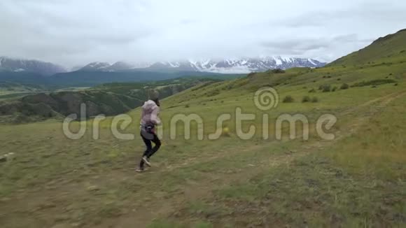 在越野跑中跑年轻妇女的小径在美丽的山地大自然中训练户外慢跑的女跑步者视频的预览图