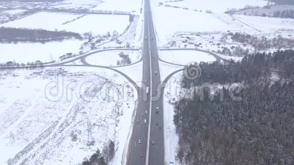 冬季公路交汇处的车辆交通及鸟瞰图视频的预览图