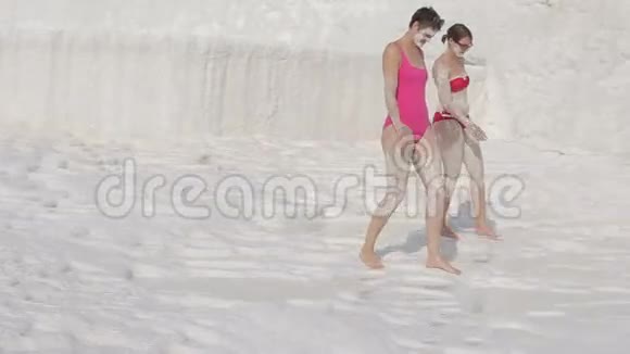 两位女游客正在接受粘土美容水疗视频的预览图