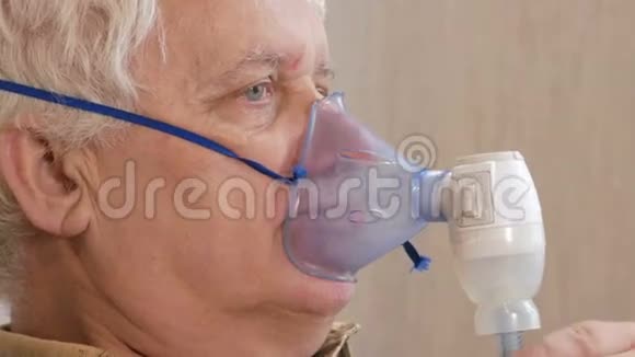家中一位老人拿着吸入器的口罩通过雾化器治疗气道炎症预防视频的预览图