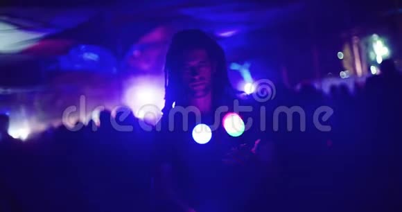 在晚上的派对上男人拿着光球混在一起视频的预览图