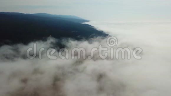 加州海岸线大雾空中拍摄视频的预览图