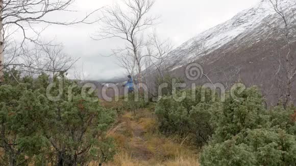 一个人徒步旅行停下来欣赏群山积极生活视频的预览图