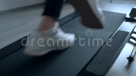 女性在家跑步机上跑步视频的预览图