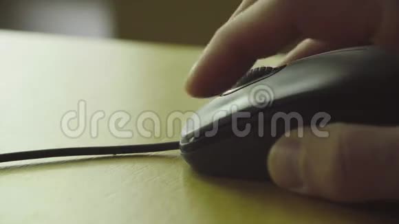 电脑鼠标上的雄手视频的预览图