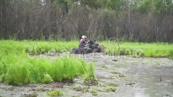 驾驶ATV通过沼泽水泥浆和泥浆慢动作视频的预览图
