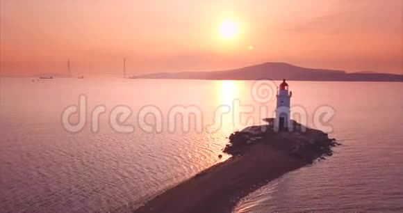 日出时在沙质上空飞行至托卡列夫斯基灯塔其鸟瞰图视频的预览图