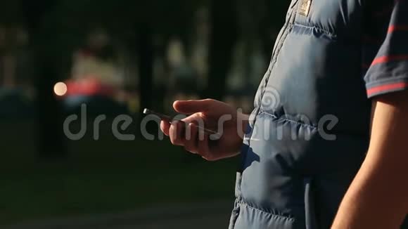 城市公园智能手机上的男性滚动和缩放屏幕视频的预览图
